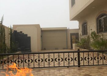 شقة بصالة جلوس وغرفتين نوم 