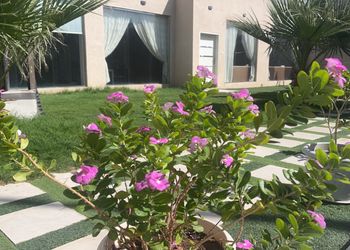 شاليه بجلسة خارجية ومسطح اخضر