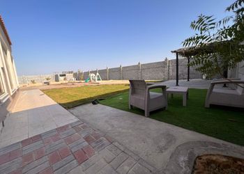 استراحة بمسطح اخضر ومجالس