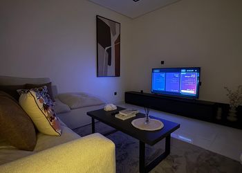 استديو بسرير مريح وتصميم هادئ 