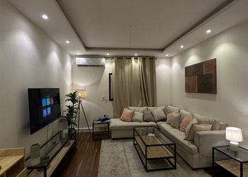 استديو بأثاث مريح وبسيط 