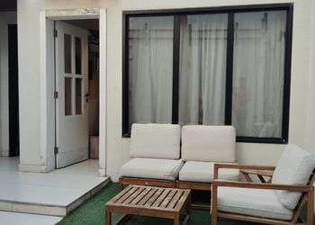 شاليه بجلسة تطل على مسبح خارجي 