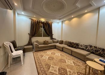 شقة بصالة جلوس وغرفتين نوم 