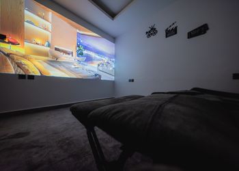 شقة بغرفتين نوم وسينما وبلياردو 
