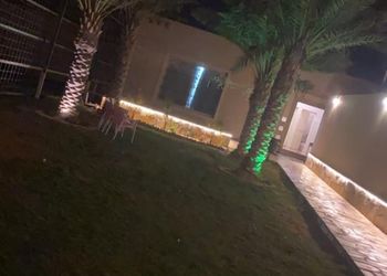 شاليه بمسطح اخضر وجلسة خارجيه