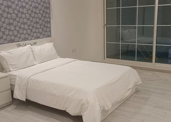 شاليه بمسطح اخضر وجلسة خارجية 