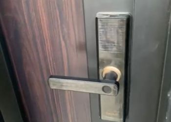 شاليه بجلسة مطلة على مسبح 