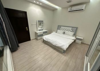 شاليه بمسطح اخضر وجلسة خارجية 