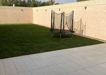 شاليه بمسطح اخضر وجلسة خارجية 