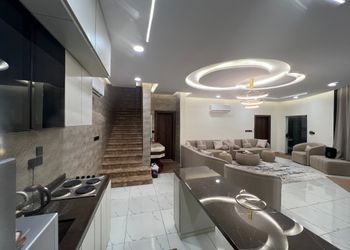 شاليه بجلسة تطل على مسبح خارجي 