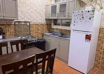 شقة بصالة جلوس وثلاث غرف نوم 