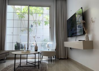 استديو بأثاث مريح وبسيط 