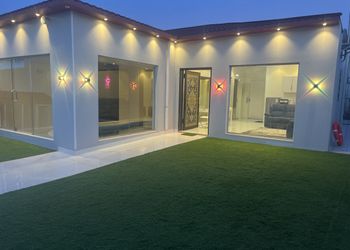  شاليه بمسطح اخضر و مسبح.