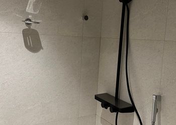 شقة بغرفة معيشة وغرفتين نوم 