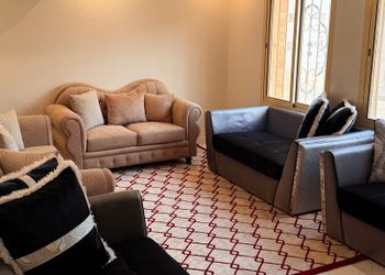 شقة بثلاث غرف نوم وصالة مريحة 