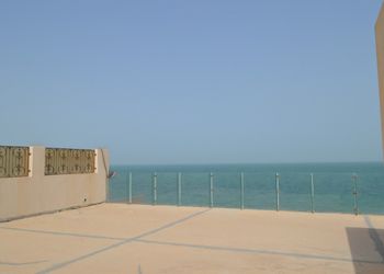 شاليه بجلسة مطلة على البحر 
