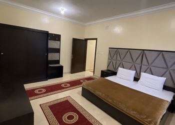 شقة بغرفة معيشة وغرفتين نوم 