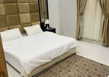 غرفة بأثاث مريح وبسيط 