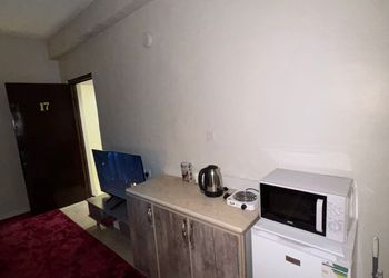 استديو بأثاث مريح وبسيط 