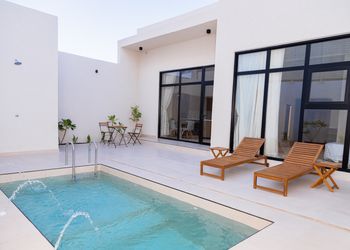 شاليه بتصميم أنيق وأجواء ممتعة 