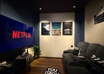 استديو سينمائي وبانيو قرب البحر