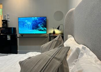 استديو بأثاث مريح وبسيط 