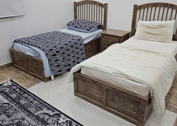 استديو بسريرين مفردة وجلسة مريحة