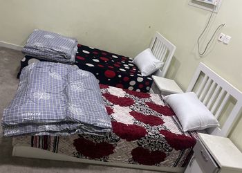 شقة بصالة جلوس وغرف نوم