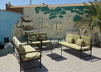 استراحة بمسطح اخضر وجلسه خارجيه