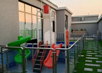 شالية بألعاب اطفال 