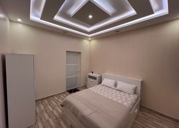 شاليه بمسطح اخضر وجلسة 