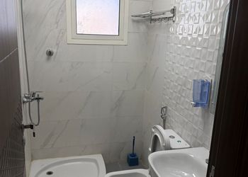 استديو بأثاث مريح وبسيط 