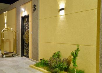 شاليه بمسطح اخضر وجلسة خارجية 