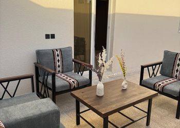 شقة بغرفة معيشة وغرفة نوم 