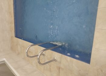 شاليه بمسبح وغرفة نوم للعرسان