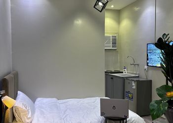 استديو بأثاث مريح وبسيط 