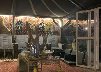 مزرعة بمسطح اخضر وجلسات خارجية 