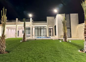 استراحة انيقة بمسبح ومسطح اخضر 