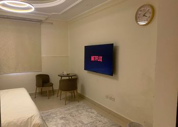 استديو بأثاث مريح وبسيط 