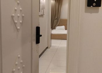 استديو هادئ بسرير ماستر