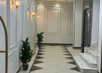غرفة بسرير ماستر