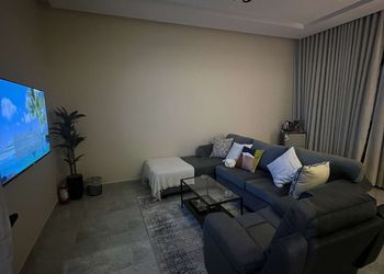 شقة بصالة مريحة ودخول ذاتي 