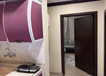 استديو بأثاث مريح وبسيط 
