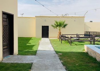 شاليه بمسطح اخضر و جلسة خارجية في الرمال