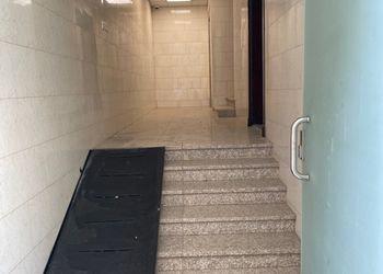 استديو بأسرة مفردة وأثاث مريح