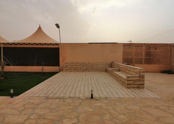 استراحة بجلسة خارجية ومسطح اخضر