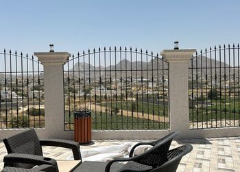 كوخ بصالة وثلاث غرف نوم وإطلالة
