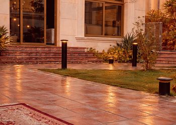 استراحة بمسبح خارجي ومجلس