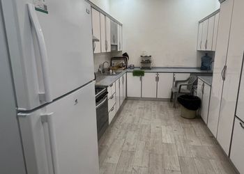 شاليه بمسطح اخضر وجلسة خارجية 