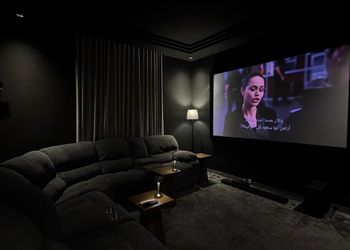 شقة بغرفة سينما ودخول ذاتي 